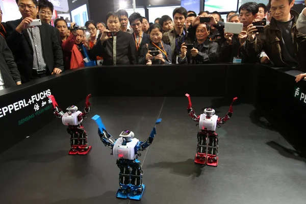 Los Visitantes Observan Robots Bailando Durante 14ª Feria Internacional Industria — Foto de Stock