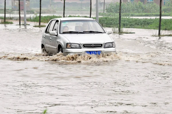 Coche Viaja Por Una Carretera Inundada Después Fuertes Lluvias Ciudad — Foto de Stock