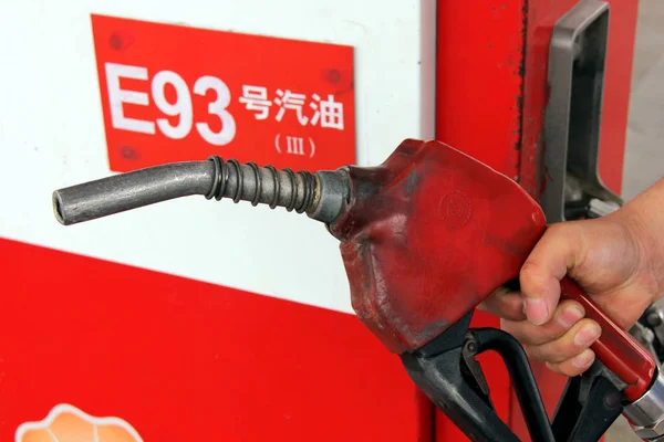 Membro Dello Staff Cinese Tiene Ugello Petrolio Una Stazione Servizio — Foto Stock