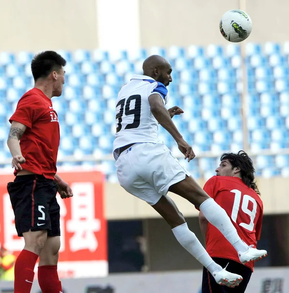 Nicolas Anelka Shanghai Shenhua Centrum Głowy Piłkę Przeciwko Ich Rundzie — Zdjęcie stockowe