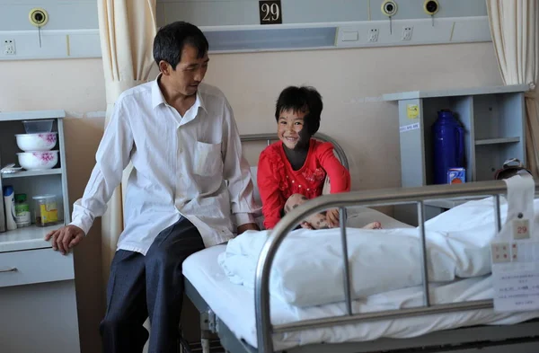 Liu Jiangli Una Niña Años Cubierta Piel Negra Fotografiada Hospital — Foto de Stock