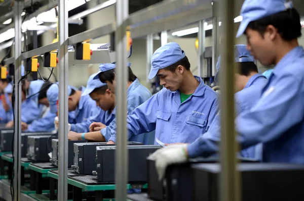 Chinesische Fabrikarbeiter Montieren Lenovo Personal Computer Der Fabrik Lenovo Westchina — Stockfoto