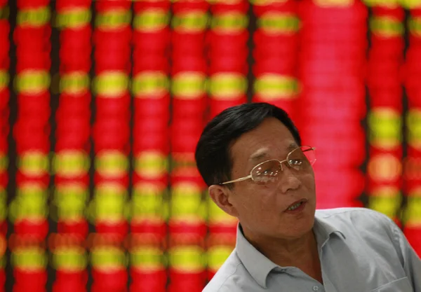 Китайський Інвестора Посмішки Перед Екраном Показуючи Фондові Індекси Цін Акцій — стокове фото