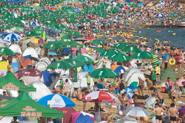 Holidaymakers Crowd Beach Resort Scorcher Dalian City Northeast Chinas Liaoning — Stock Photo, Image