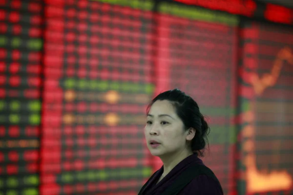 Een Chinese Investeerder Kijkt Naar Prijzen Van Aandelen Rood Voor — Stockfoto