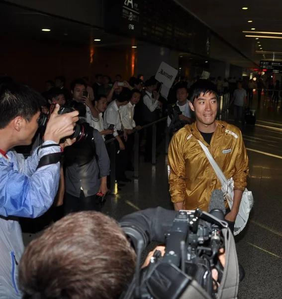 2012年6月5日 中国跨栏选手刘翔在中国上海浦东国际机场合影 — 图库照片