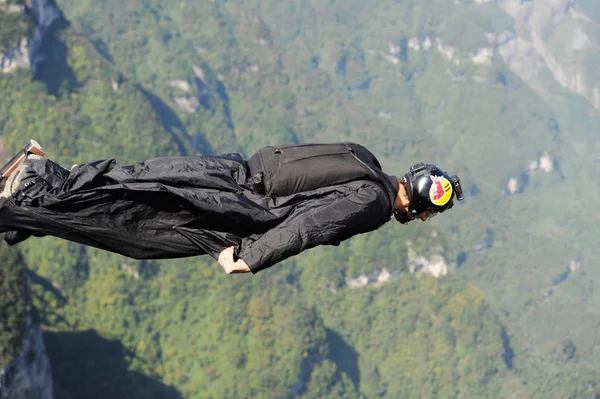 2012年10月18日 在中国中部湖南省张家界天门山举行的首届翼服飞世界锦标赛上 一名选手从悬崖上跳下 飞了起来 — 图库照片