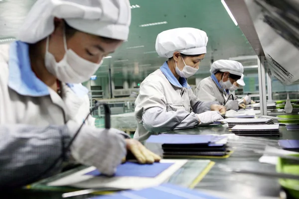 2012年5月21日 中国東部江蘇省の工場で欧州に輸出される太陽光パネルの太陽光発電セルを溶接する中国人女性労働者 — ストック写真