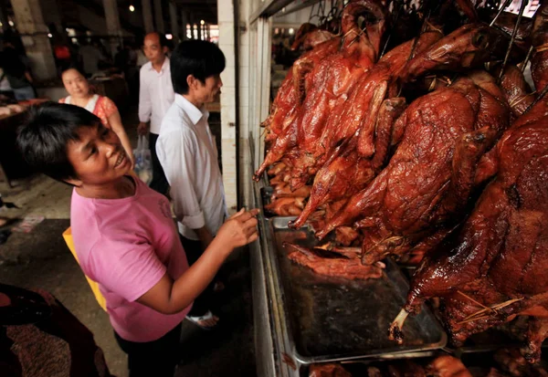 Residentes Locais Compram Patos Assados Mercado Livre Changan Rongan County — Fotografia de Stock