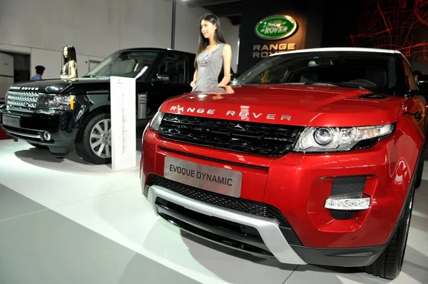 Modele Stanowią Stoisku Land Rover Podczas Pokazu Auto Taizhou Wschodnia — Zdjęcie stockowe