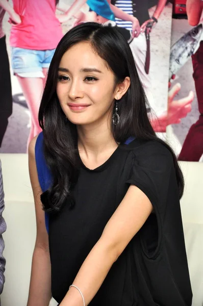 Die Chinesische Schauspielerin Yang Posiert Während Einer Pressekonferenz Ihrem Neuen — Stockfoto