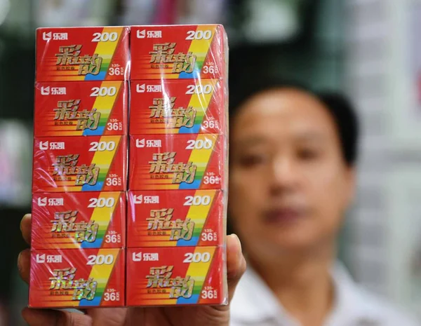 Фотограф Демонстрирует Коробки Цветной Пленкой Производства Lucky Film Городе Ханчжоу — стоковое фото