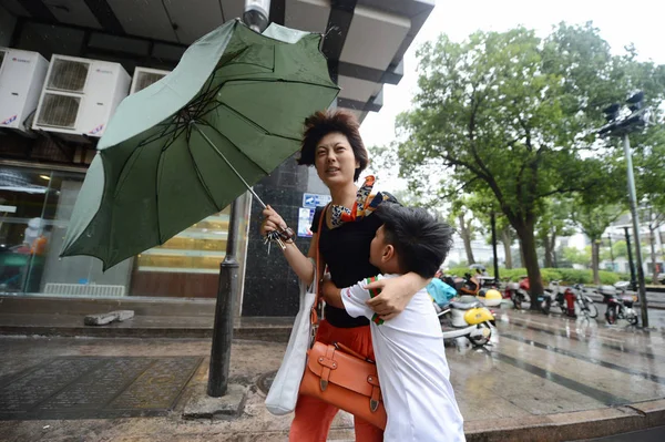 Gyalogosok Bátor Erős Szél Okozta Tájfun Haikui Utcán Yangzhou City — Stock Fotó