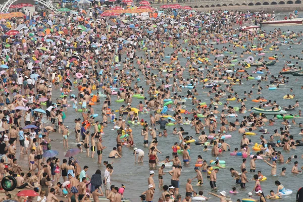 Semesterfirare Folkmassan Vid Stranden Scorcher Qingdao City Östra Kinas Shandong — Stockfoto