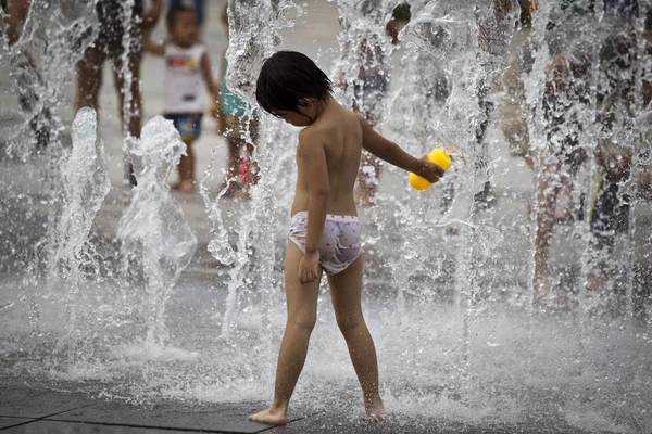 Bir Çocuk Shenzhen Şehirde Bir Çeşme Sıcak Bir Günde Kendini — Stok fotoğraf