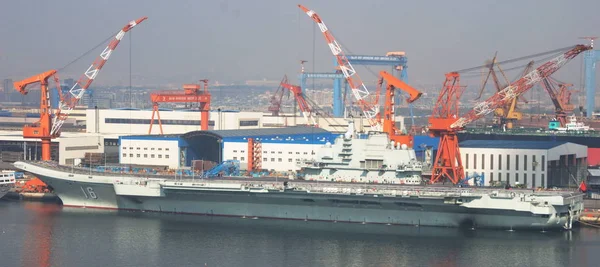 Porte Avions Chinois Liaoning Est Amarré Dans Port Ville Dalian — Photo