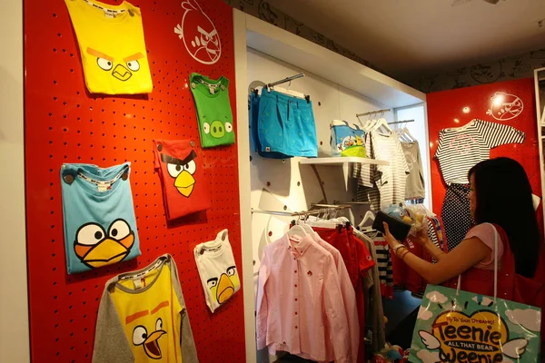 2012年7月16日 在中国上海的一家愤怒的小鸟品牌商店看到了顾客 — 图库照片