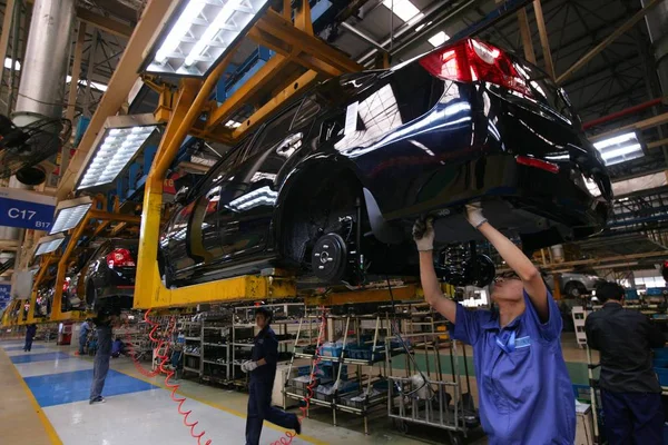 Trabalhadores Chineses Montam Carros Linha Montagem Uma Fábrica Automóveis Geely — Fotografia de Stock