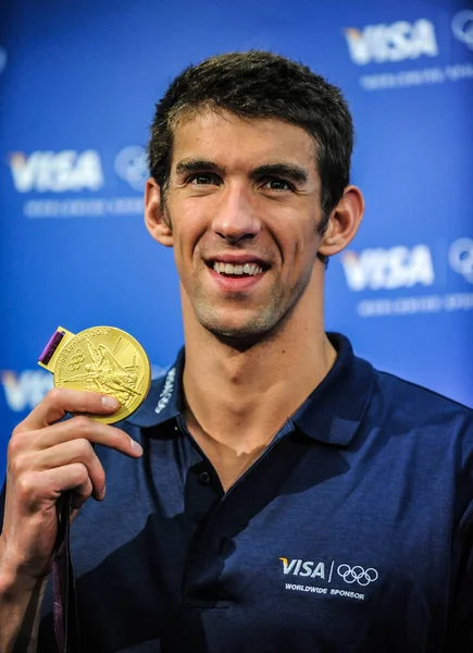 Κολυμβητής Μάικλ Φελπς Δείχνει Ένα Από Χρυσά Του Μετάλλια Συνέντευξη — Φωτογραφία Αρχείου