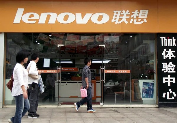 Fußgänger Gehen Einem Lenovo Geschäft Der Stadt Nanjing Der Ostchinesischen — Stockfoto