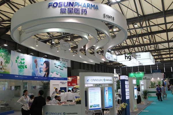 Mensen Bezoeken Stand Van Fosun Pharma Shanghai Fosun Farmaceutische Groep — Stockfoto