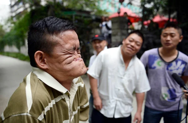 Der Chinesische Performer Tang Shuquan Beißt Sich Auf Einer Straße — Stockfoto