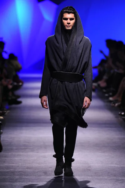 モデル提示彼の 2012 年秋冬コレクションのファッションショー北京 2012 日中国ファッション デザイナー サイモン Gao によって新規作成 — ストック写真