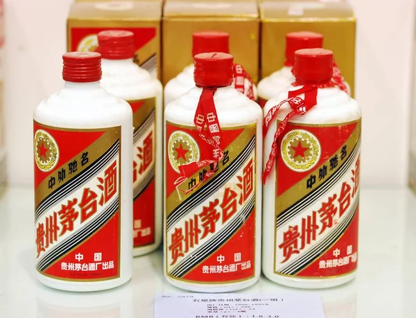 Μπουκάλια Εκλεκτής Ποιότητας Kweichow Moutai Αλκοόλ Εμφανίζονται Στην Οθόνη Κατά — Φωτογραφία Αρχείου