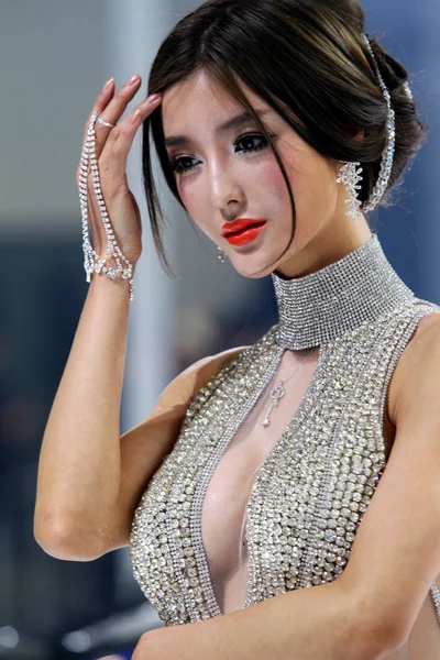 Modelo Chinês Yingzhi Vestindo Vestido Cravejado Diamantes Sexy Posa Com — Fotografia de Stock