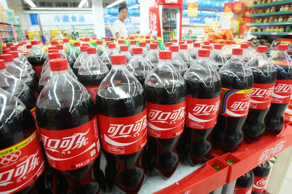 Flaskor Coca Cola Till Salu Stormarknad Shanghai Kina Juni 2012 — Stockfoto