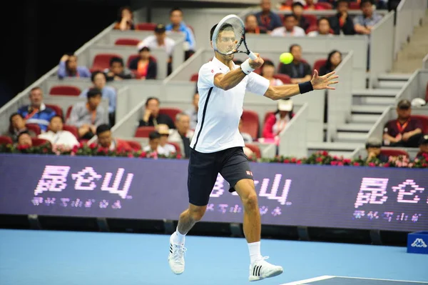 Novak Djokovic Szerb Visszatér Egy Lövés Wilfried Tsonga Franciaország Ellen — Stock Fotó