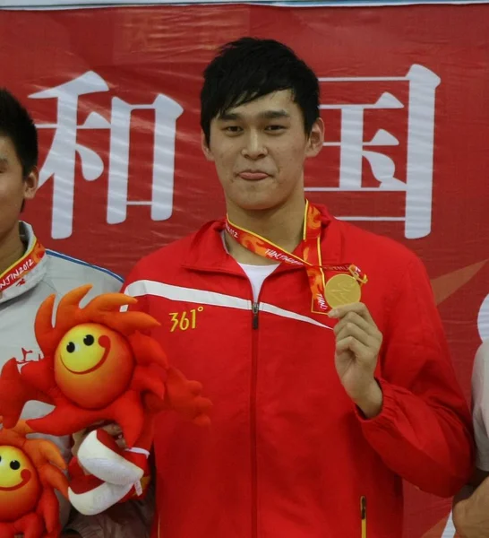 Medallista Oro Campeón Olímpico Natación Sun Yang Posa Podio Ceremonia —  Fotos de Stock