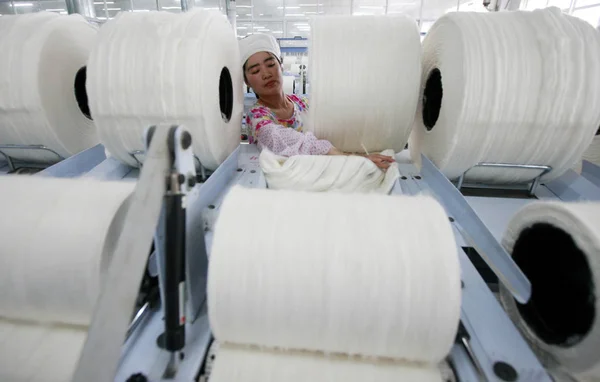 Čínská Dělnice Řídí Výrobu Látky Která Být Vyvážena Zemí Jihovýchodní — Stock fotografie
