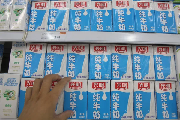 顧客は 2012年8月27日 中国東部江蘇省南通市のスーパーマーケットでブライト乳製品の牛乳を購入します — ストック写真
