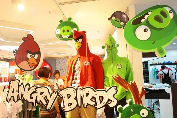 Klienci Widziani Sklepie Marki Angry Birds Szanghaju Chiny Lipca 2012 — Zdjęcie stockowe