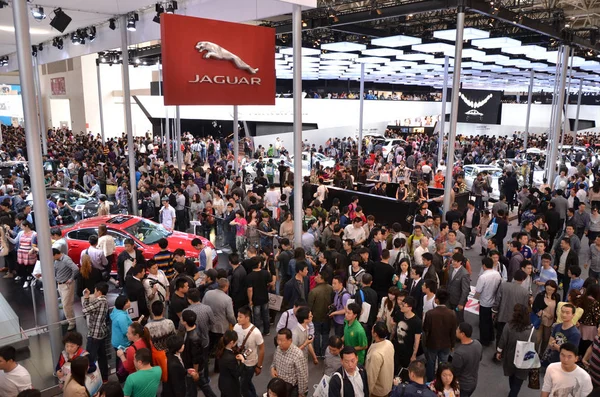 Visitantes São Vistos Durante Uma Exposição Automóveis Pequim China Abril — Fotografia de Stock