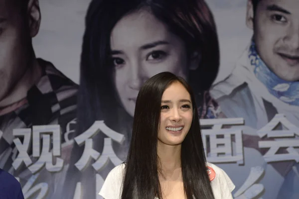 2012年6月1日 中国女星杨米在四川省西南部成都市为她的新片 举行的影迷会议上微笑 — 图库照片
