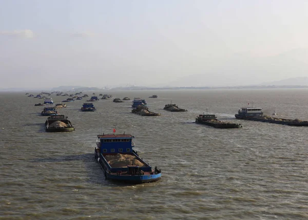 Грузовые Лодки Отплывают Озере Поянг Округе Хукоу Город Цзюцзян Провинция — стоковое фото