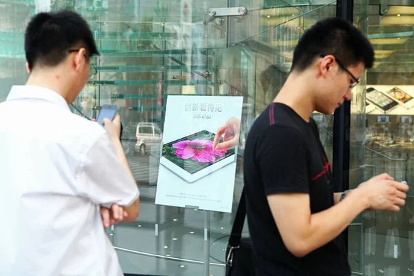 Відвідувачі Черги Щоб Купити Новий Ipad Планшетний Apple Store Гонконгу — стокове фото