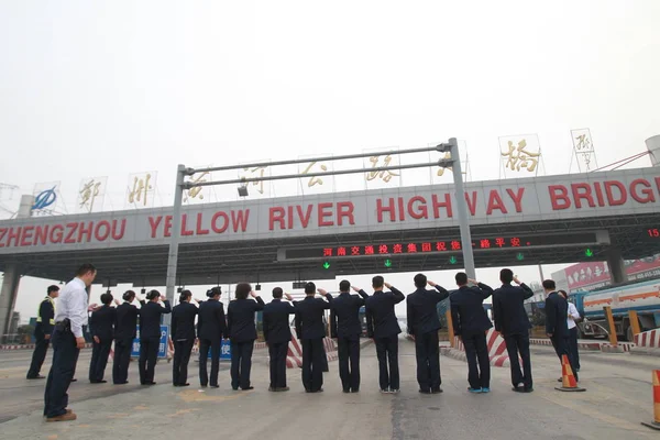 Китайські Працівники Співробітники Вітають Попрощатися Платних Станцій Чженчжоу Жовті Річки — стокове фото
