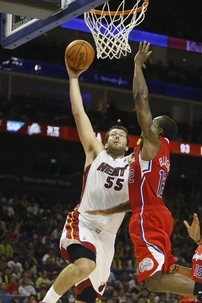 Josh Harrelson Miami Heat Left Challenges Eric Bledsoe Los Angeles — Stock Photo, Image