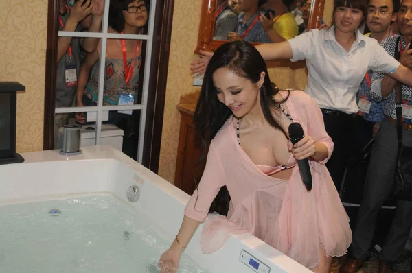 Das Chinesische Model Gan Lulu Posiert Mit Einer Badewanne Während — Stockfoto