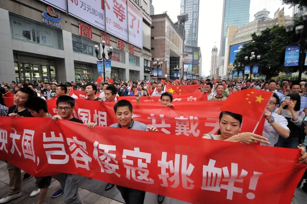 Manifestantes Chinos Ondean Banderas Nacionales Chinas Levantan Pancartas Gritan Consignas —  Fotos de Stock