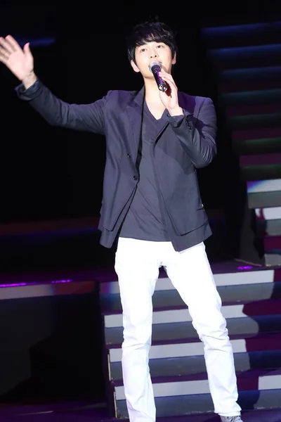 韩国演员兼歌手宋荣基在台湾台北举行的歌迷会议上表演 2012年7月1日 — 图库照片