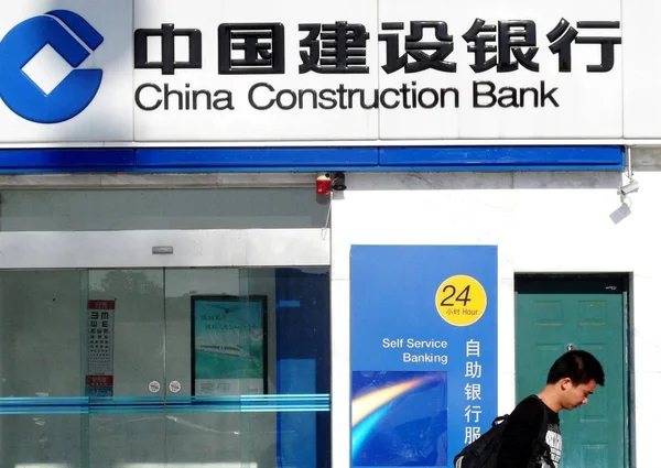 Ein Fußgänger Geht Einer Filiale Der Chinesischen Baubank Ccb Der — Stockfoto
