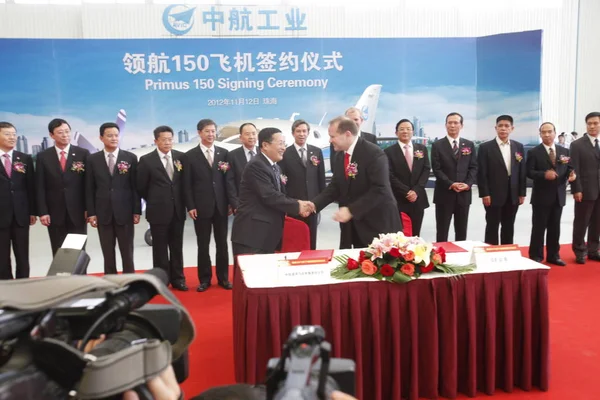 Executivos Direita Caiga China Aviation Industry General Aircraft Ltd Cumprimentam — Fotografia de Stock