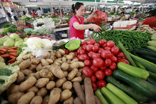 Venditore Cinese Vende Verdure Libero Mercato Nella Città Huaibei Provincia — Foto Stock