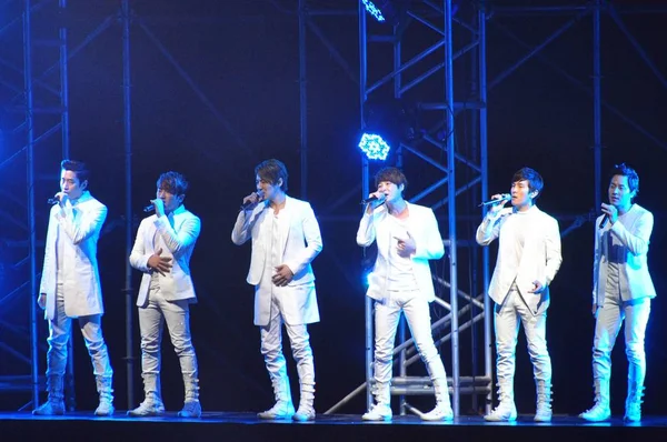 Leden Van Zuid Koreaanse Boy Band Shinhwa Presteren Tijdens Hun — Stockfoto