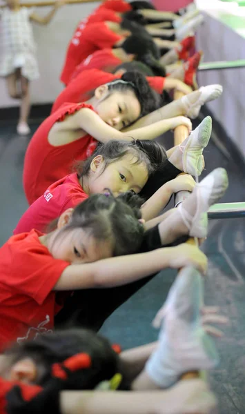 Jovens Meninas Chinesas Praticam Balé Centro Treinamento Durante Férias Verão — Fotografia de Stock