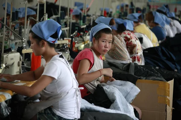 Chinese Arbeiders Naaien Kleren Bij Een Kledingstuk Fabriek Huaibei Stad — Stockfoto